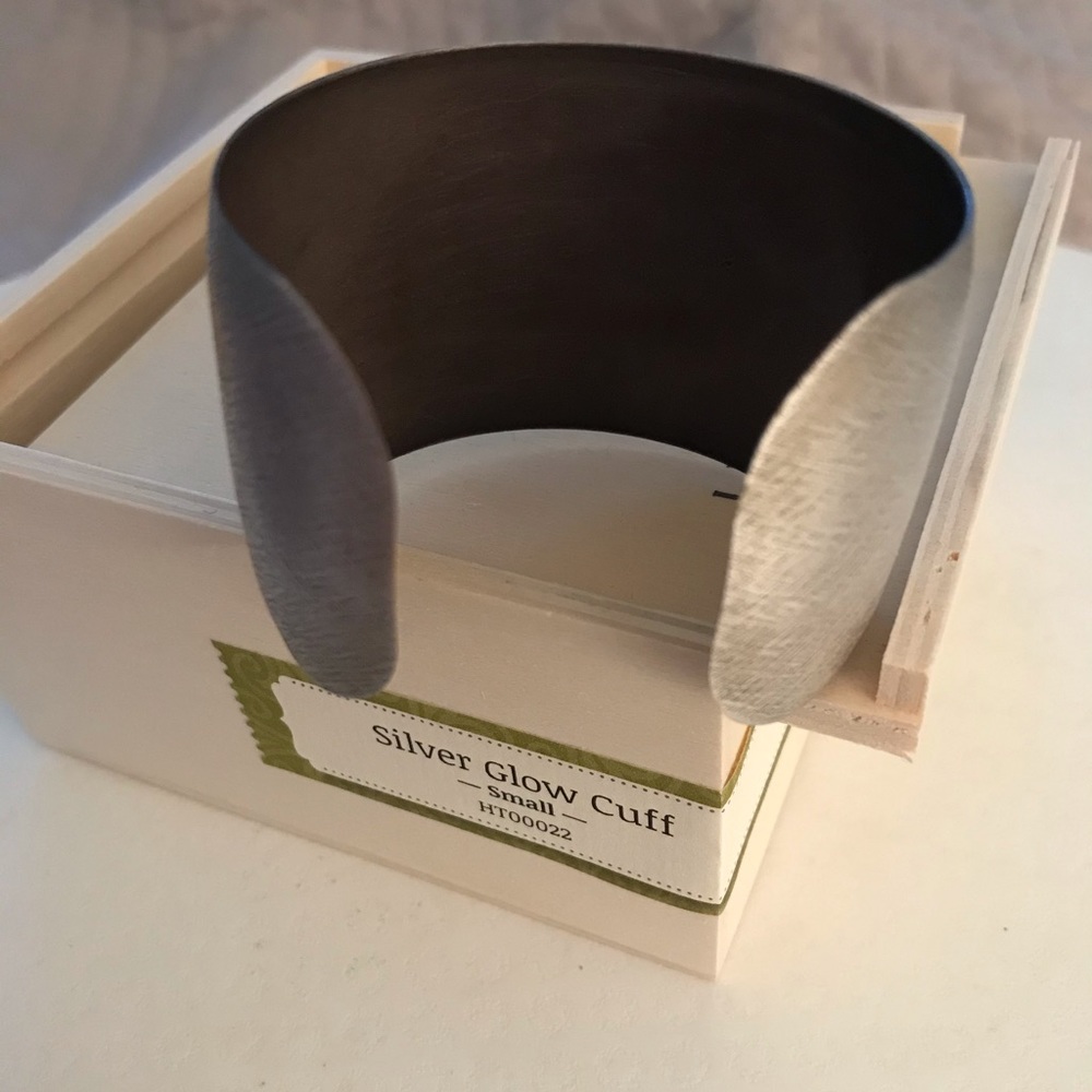 🐚JEWEL KADE🐚 Silver Glow Cuff {sm} NEW!